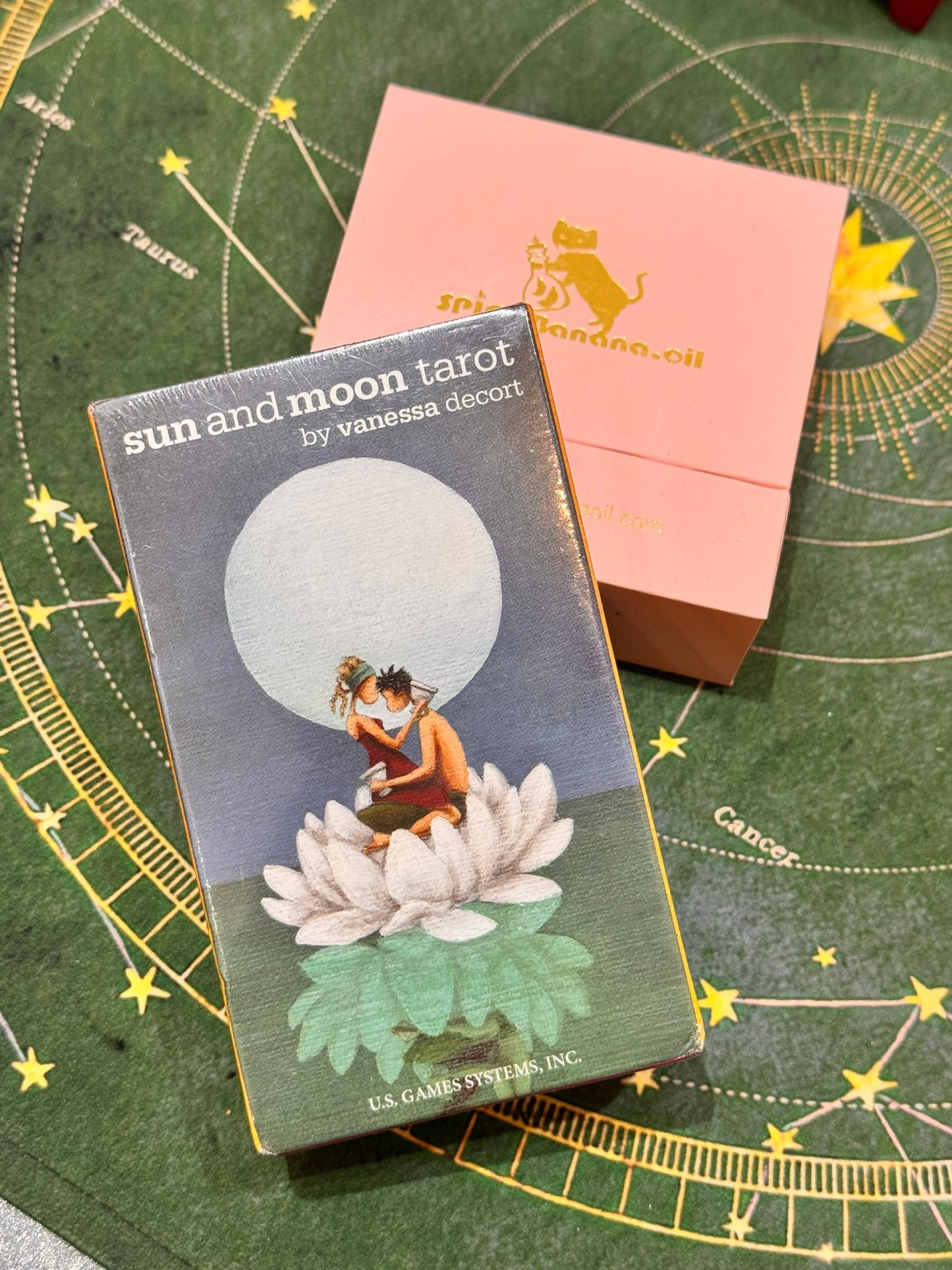Sun and Moon Tarot Deck 《日月塔羅》